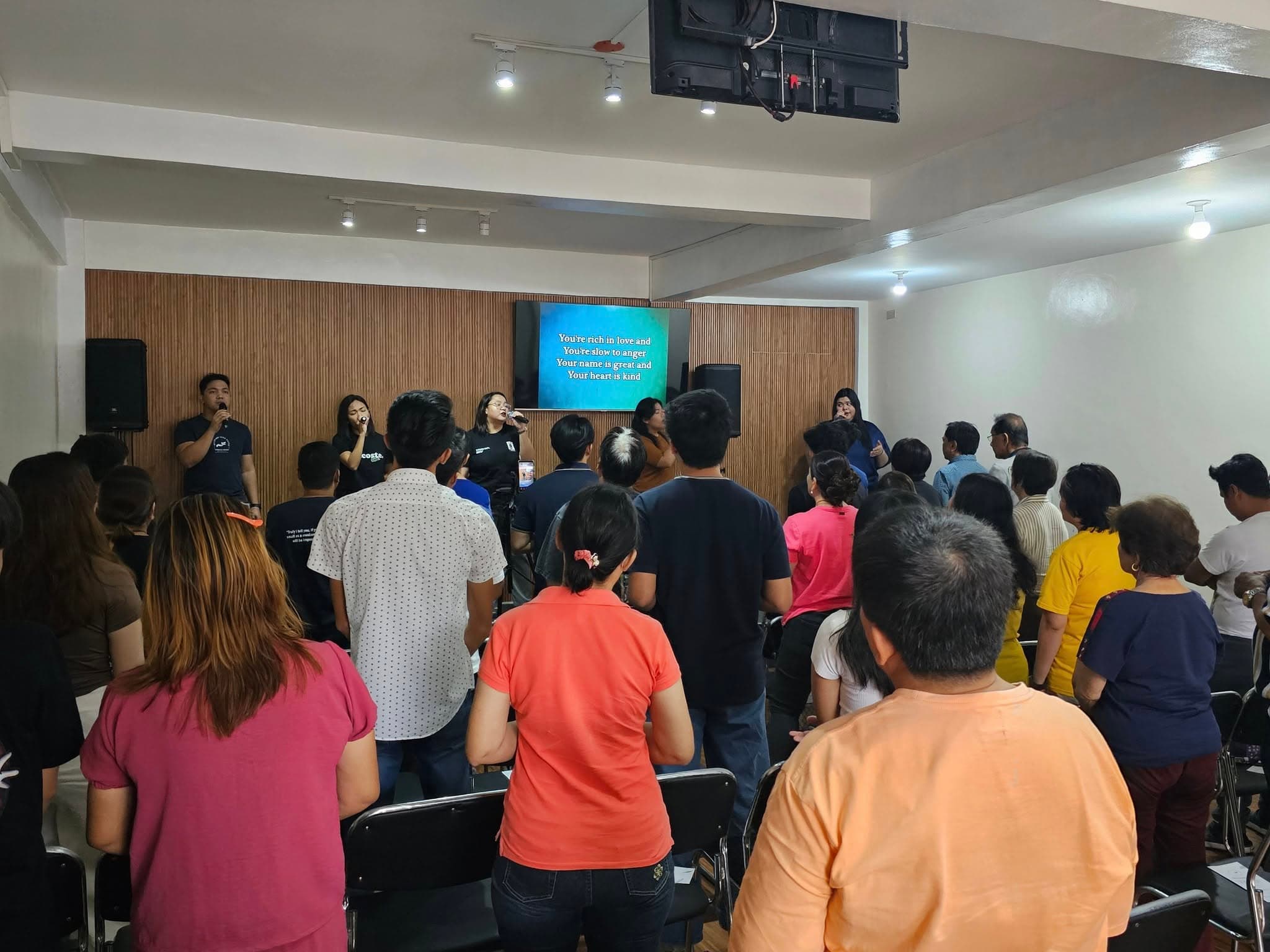 Acts 242 congregation in Sunday worship